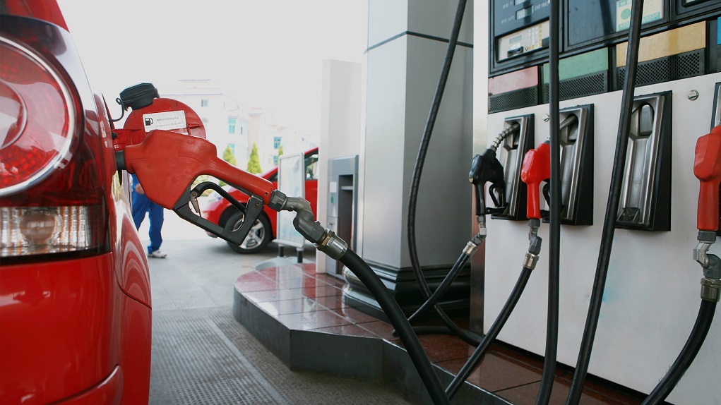 Νέο ιστορικό ρεκόρ για την τιμή της βενζίνης – Σε απόγνωση οι οδηγοί (video)
