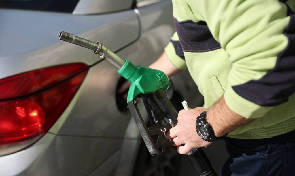 «Έκρηξη» των τιμών στα καύσιμα: Πόσο πωλείται η βενζίνη σήμερα (video)