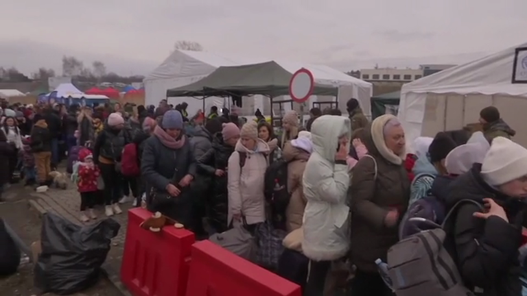 Βίντεο: Η ΕΡΤ στα σύνορα Πολωνίας – Ουκρανίας ― «Το ταξίδι της φυγής» των προσφύγων σε θερμοκρασίες πολικού ψύχους