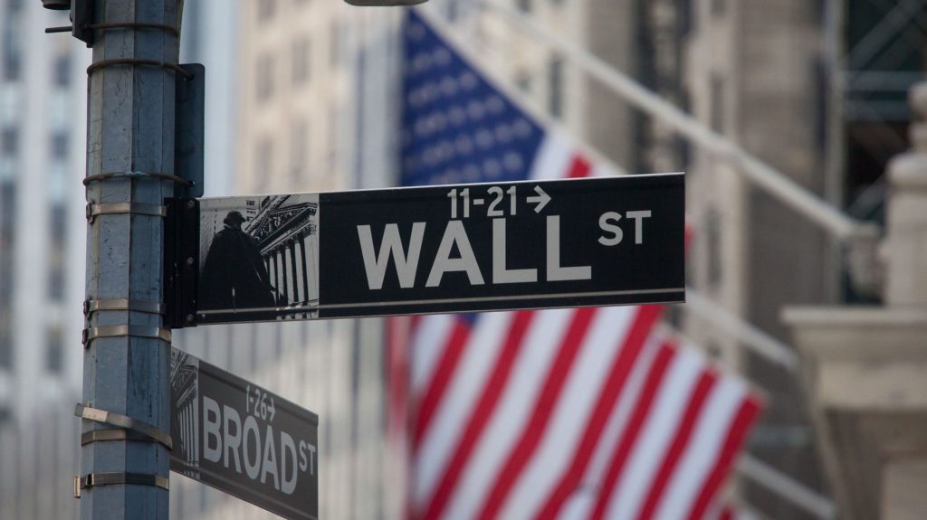 Wall Street: Ενισχυμένοι και οι τρεις βασικοί δείκτες