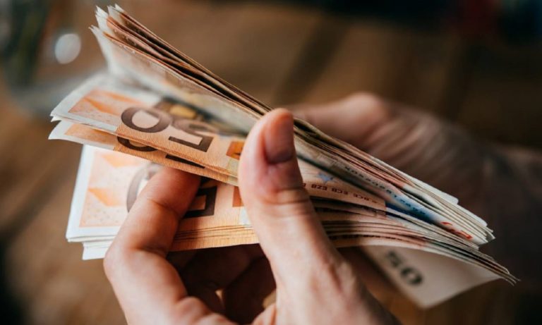 «Επίδομα ακρίβειας»: Πώς και σε ποιους θα δοθούν τα 200 ευρώ – Έως τις 21 Απριλίου η πληρωμή
