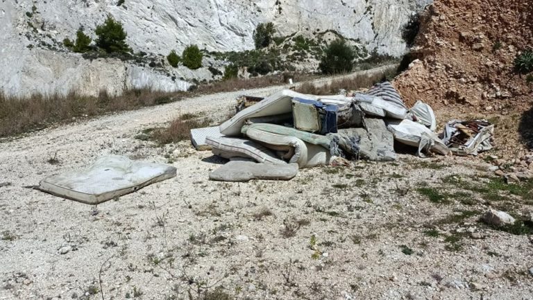 Ζάκυνθος: «Εν κρυπτώ» επιχείρηση του Δήμου να κάψει σκουπίδια και στρώματα δίπλα σε χωριό