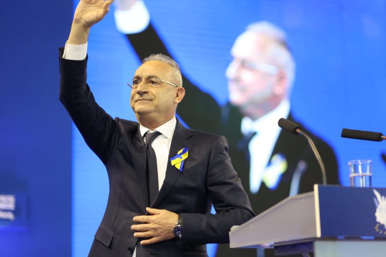 Κύπρος: Επικύρωση υποψηφιότητας Α. Νεοφύτου για ΠτΔ — Με χρώματα της Ουκρανίας στο πέτο