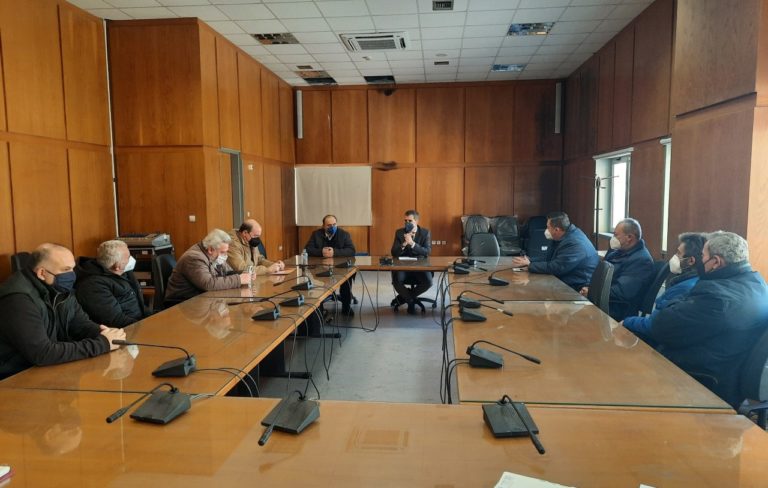 Σύσκεψη για τη μεταφορά των μαθητών μετά την αύξηση της τιμής των υγρών καυσίμων