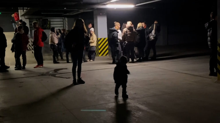 Πολίτες της Οδησσού βρίσκουν καταφύγιο σε υπόγειο πάρκινγκ εμπορικού κέντρου (video)