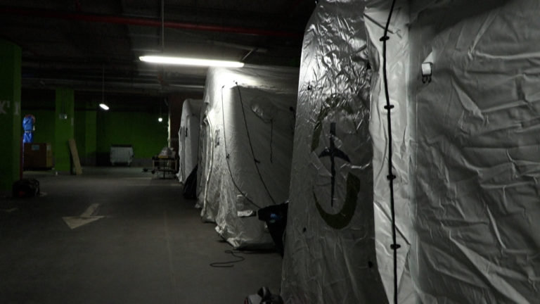 ΜΚΟ δημιουργεί νοσοκομείο πεδίου σε υπόγειο πάρκινγκ στο Λβιβ (video)
