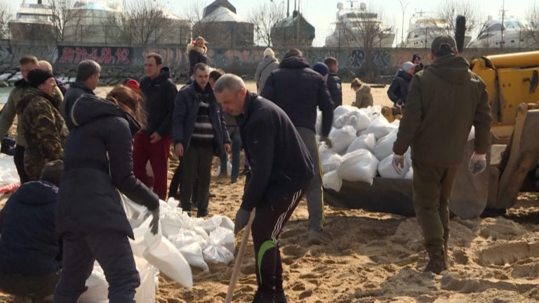 Εθελοντές μαζεύουν σάκους με άμμο στην παραλία της Οδησσού για την κατασκευή αναχωμάτων (video)
