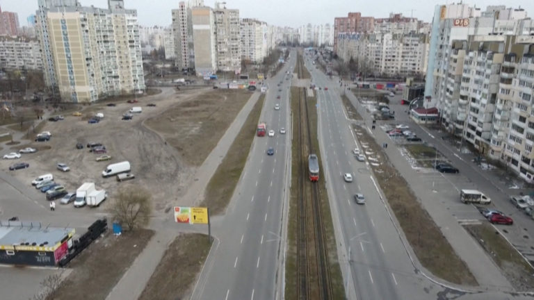 Μια βόλτα με το τραμ του Κιέβου ξυπνά μνήμες της χαμένης πόλης (video)
