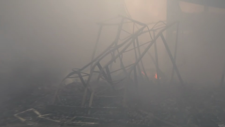 Η ΕΡΤ στο Κίεβο: Ισχυρή έκρηξη σε δεξαμενές καυσίμων – Βομβαρδισμός πολυκατοικίας