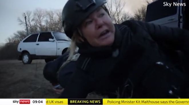 Βίντεο ντοκουμέντο: Η στιγμή που τηλεοπτικό συνεργείο του SkyNews δέχεται πυρά από το ρωσικό πυροβολικό στο Τσέρνιχιβ