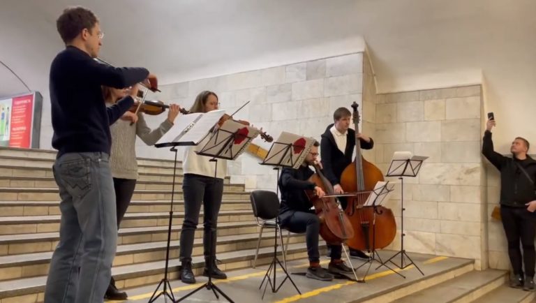 Βίντεο: Σε σταθμό του μετρό εν μέσω πολέμου το ουκρανικό διεθνές φεστιβάλ κλασικής μουσικής του Χάρκοβο