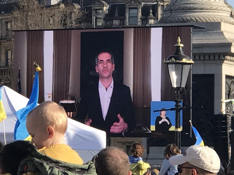 Ουκρανία: Παρέμβαση Μπακογιάννη σε αντιπολεμική διαδήλωση στο Λονδίνο