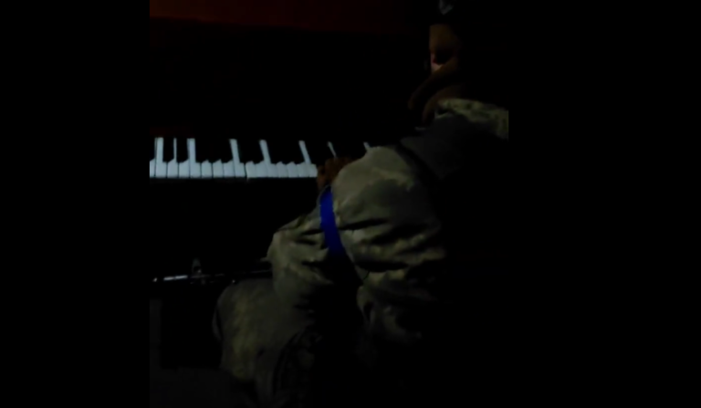 Μαριούπολη: Πεζοναύτης παίζει πιάνο εμψυχώνοντας τους Ουκρανούς (video)