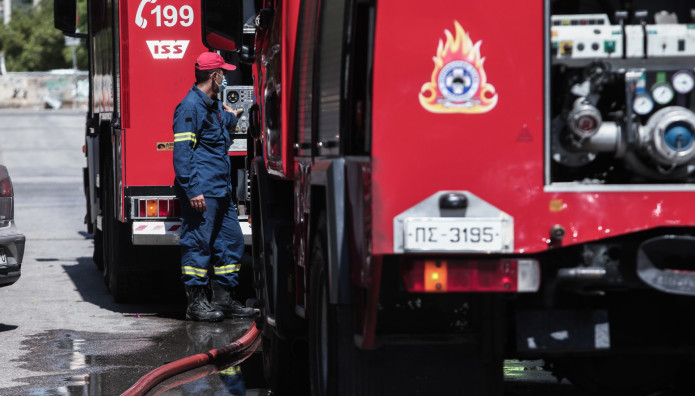 Υπό έλεγχο η πυρκαγιά σε κτήριο στο Μενίδι