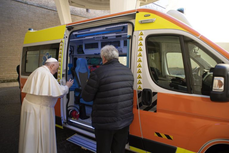 Αναχώρησε για την Ουκρανία το ασθενοφόρο που δώρισε ο Πάπας Φραγκίσκος