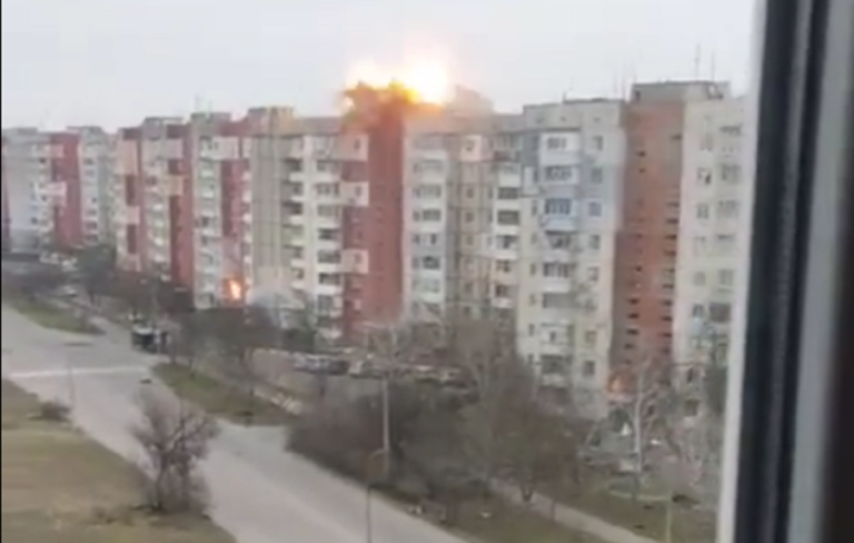 Ουκρανία: Οι Ρώσοι βομβαρδίζουν κατοικίες στη Χερσώνα