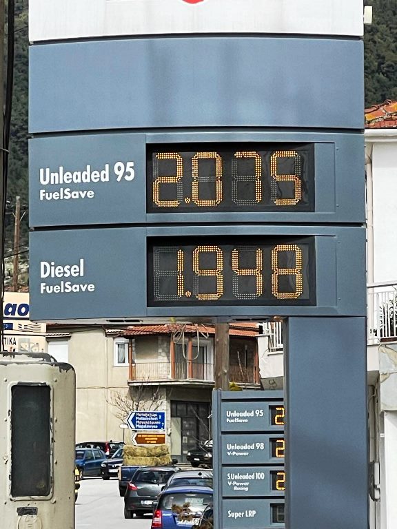 Ξεπέρασε τα 2 ευρώ το λίτρο η τιμή της βενζίνης στη Λάρισα