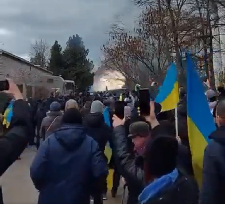 Ουκρανία: Ρωσικές δυνάμεις άνοιξαν πυρ κατά διαδηλωτών στην πόλη Νόβα Κακχόβκα (video)