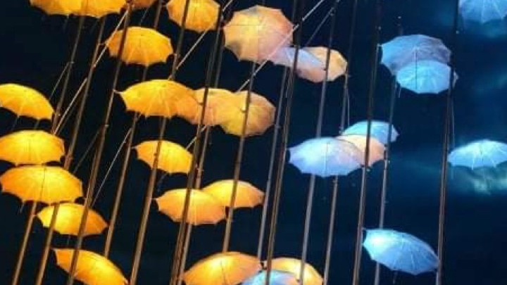 Θεσσαλονίκη: Φωτισμένες με τα χρώματα της ουκρανικής σημαίας οι «Ομπρέλες» και η Βίλα Αλλατίνι