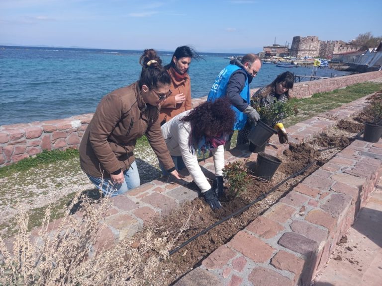 Μυτιλήνη: Φύτεψαν λουλούδια ενάντια στις γυναικοκτονίες – Δείτε το βίντεο