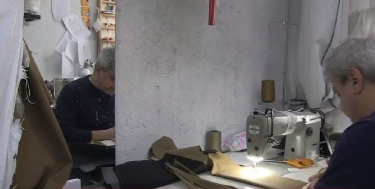 Εργαστήρι νυφικών στη Λβιβ ράβει πλέον γιλέκα για στρατιώτες (video)