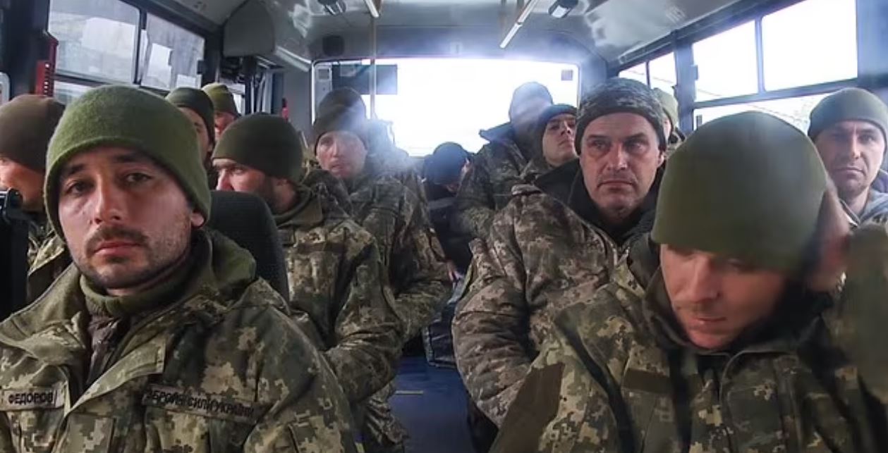 Ελεύθεροι οι Ουκρανοί στρατιώτες από το Φιδονήσι – Δείτε το ταξίδι της επιστροφής