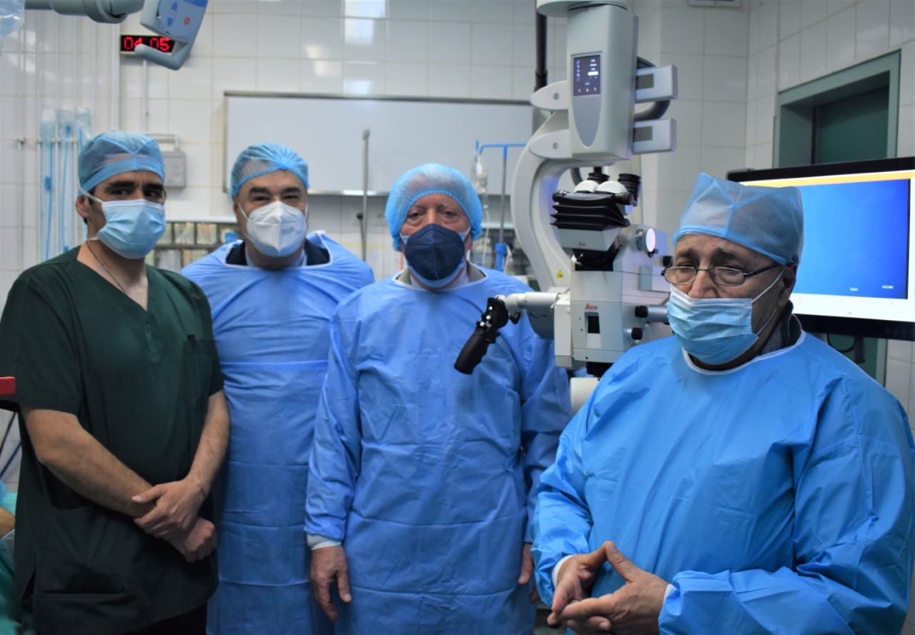 Ένα σύγχρονο νευροχειρουργικό μικροσκόπιο απέκτησε το Βοστάνειο δωρεά της Περιφέρειας