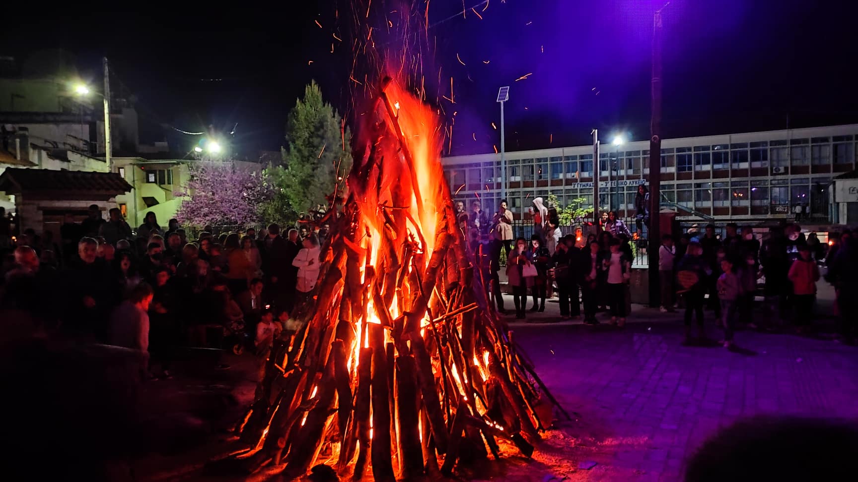Αρτα: Άναψε η φωτιά της Μ. Πέμπτης στην Αγία Θεοδώρα