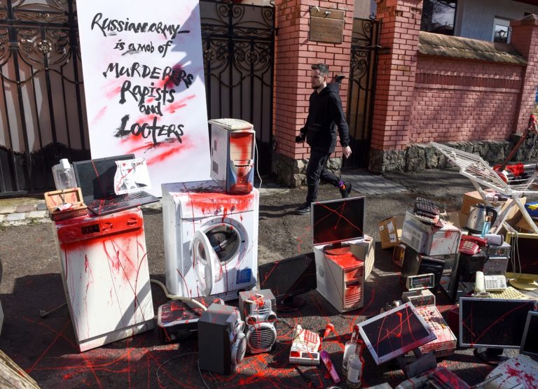 Ουκρανία: “Αιματοβαμμένη” διαμαρτυρία στη Λβιβ – Κατηγορίες για πλάτσικο από Ρώσους
