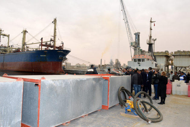 Τυνησία: Δύτες επιθεωρούν το δεξαμενόπλοιο που ναυάγησε στην Γκαμπές ― «Καμπανάκι» από WWF (βίντεο – φωτογραφίες)