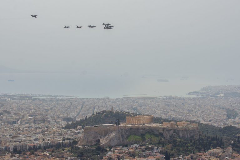 “Ηνίοχος 22”: Συμβολική πτήση μαχητικών αεροσκαφών πάνω από την Ακρόπολη