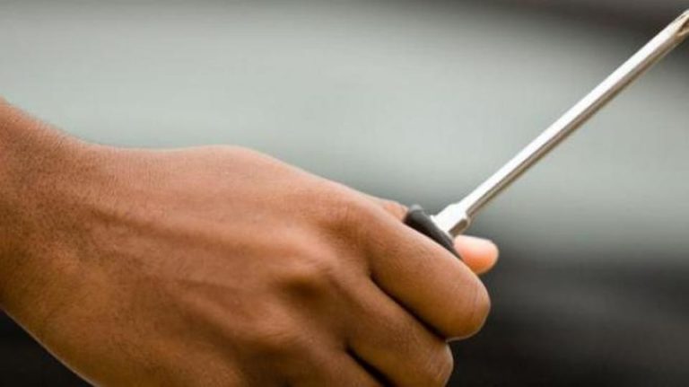 Βόλος: Στην ψυχιατρική κλινική 34χρονη που ζητούσε χρήματα και “κουβαλούσε” κατσαβίδι