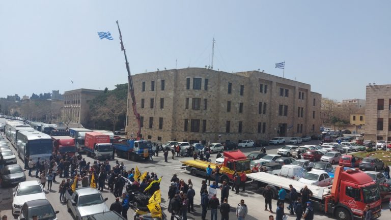 Ρόδος: Μεγάλη απεργιακή συγκέντρωση για την ακρίβεια