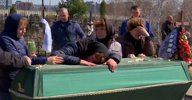 Η ΕΡΤ στη Μπούκα που θρηνεί: Σπαρακτικές εικόνες από την ταφή νεκρών της ρωσικής εισβολής