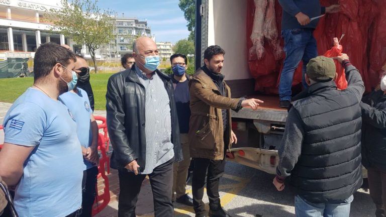 Ο Δήμος Βόλου μοίρασε περισσότερα από 400 αρνιά σε δημότες με οικονομική αδυναμία
