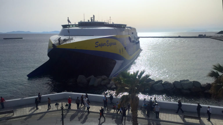 Πρόσκρουση πλοίου σε λιμενοβραχίονα στο λιμάνι της Τήνου – Δείτε αποκλειστικό βίντεο