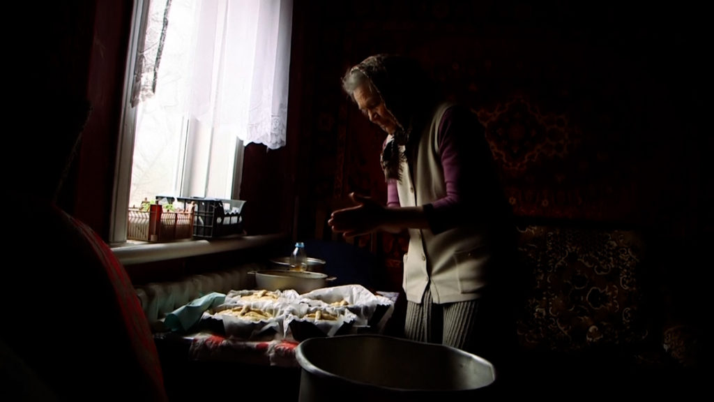 Ουκρανή γιαγιά ψήνει ψωμί για το Πάσχα ανάμεσα στα ερείπια (video)