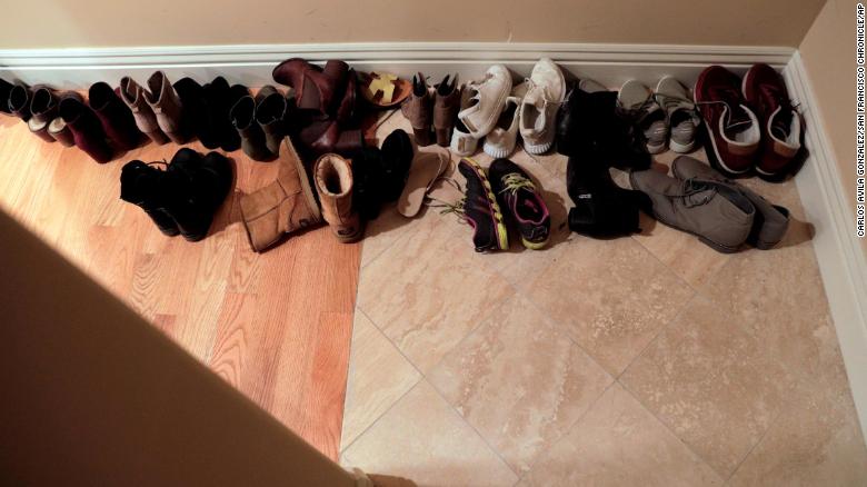 Παπούτσια έξω από την πόρτα μας ή όχι; Κι αν οι επισκέπτες μας δεν θέλουν να βγάλουν τα παπούτσια τους;