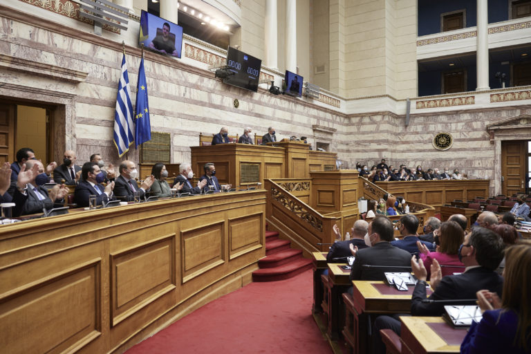 Οι κοινοί δεσμοί Ελλάδας-Ουκρανίας στο επίκεντρο της ομιλίας Ζελένσκι – Αντιδράσεις για τη συμμετοχή μέλους του Τάγματος του Αζόφ