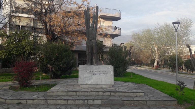 “Ξηλώνεται” σταδιακά η εικαστική σύνθεση στο πάρκο της Καραμπατζάκη