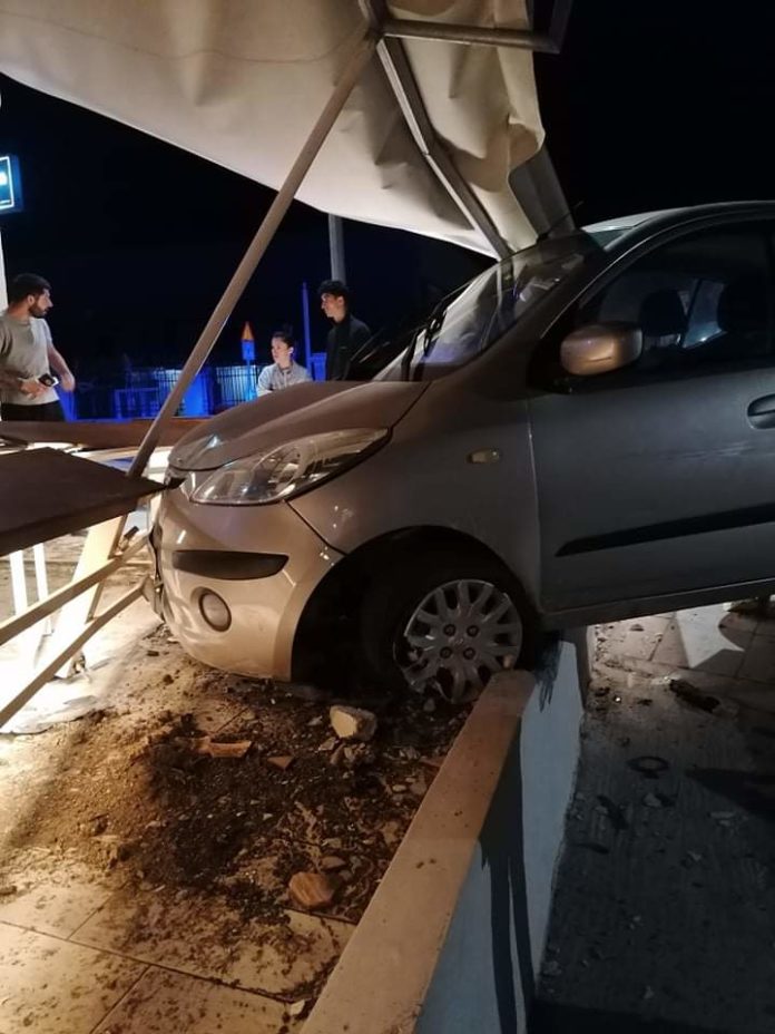 Αυτοκίνητο… προσγειώθηκε σε κατάστημα στο κέντρο των Χανίων – Δύο τραυματίες – Δείτε τις εικόνες