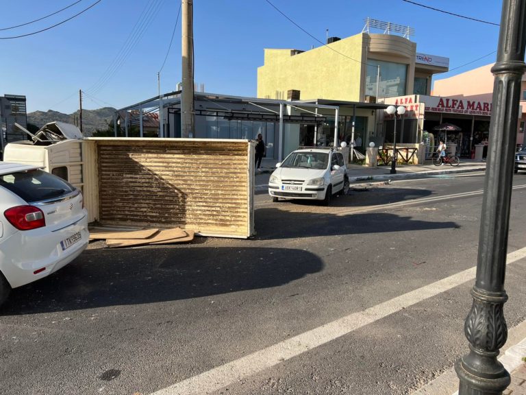 Χανιά: Εκτός ελέγχου φορτηγάκι προσέκρουσε σε δύο αυτοκίνητα