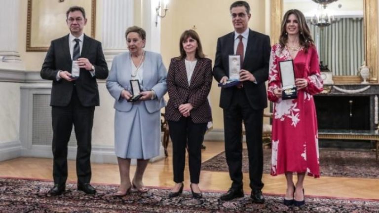 Η ΠτΔ Κατερίνα Σακελλαροπούλου βράβευσε την Βικτώρια Καρέλια και άλλες προσωπικότητες στο Προεδρικό Μέγαρο