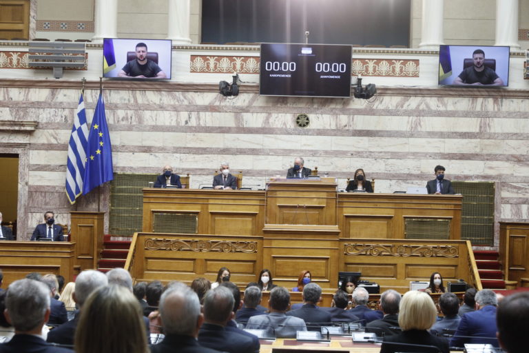 Β. Ζελένσκι στη Βουλή: “Ελευθερία ή Θάνατος” λέμε κι εμείς – Να μην γίνει η Μαριούπολη Θερμοπύλες