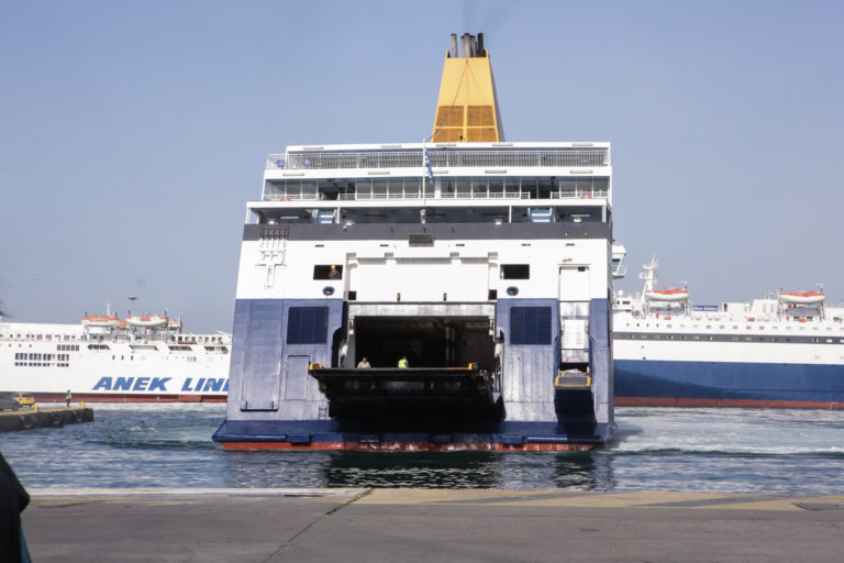Φεύγουν και οι τελευταίοι ταξιδιώτες από το λιμάνι του Πειραιά – Γεμάτα τα καράβια (video)
