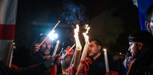 Με τιμές στην Ελλάδα το Άγιο Φως