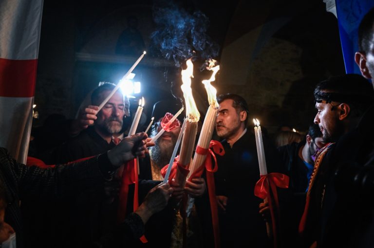 Με τιμές στην Ελλάδα το Άγιο Φως