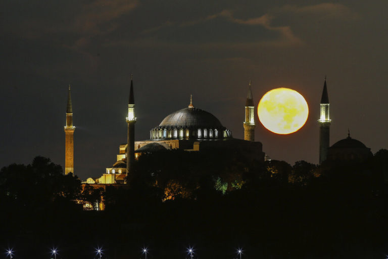Πρόκληση Ερντογάν: Ιεροσπουδαστήριο μουσουλμάνων δίπλα στην Αγία Σοφία