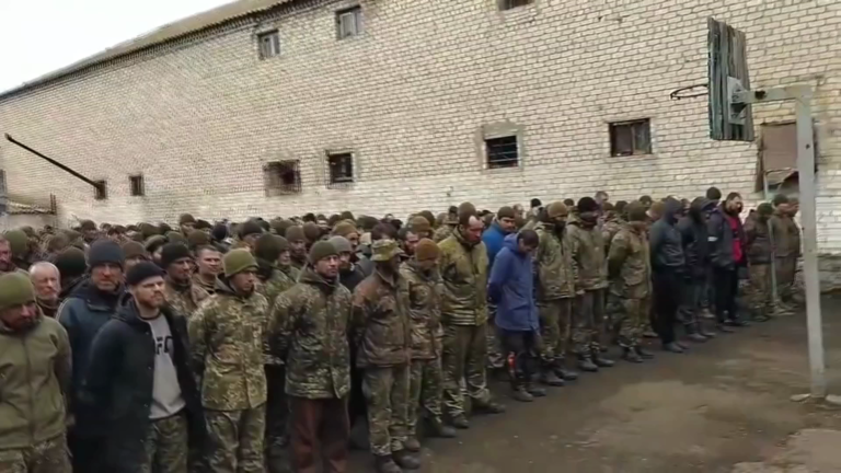 Οι αιχμάλωτοι ως όπλο: «Παρέλαση» Βρετανών κρατουμένων στα ρωσικά δίκτυα – Ανάλογο βίντεο από το Κίεβο