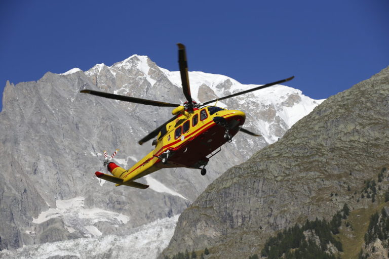 Βόρειος Ιταλία: 14 τουρίστες έπεσαν σε παγωμένη λίμνη στις Άλπεις – Νοσηλεία βρέφους 4 μηνών